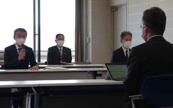 関電の森社長（左）は杉本知事に年頭のあいさつに訪れた（12日、福井県庁）