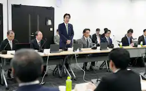 政府は中・低所得の子育て世帯の負担が重いとの試算を示した(2日に開いた社会保障国民会議の有識者会議)=共同 政府は中・低所得の子育て世帯の負担が重いとの試算を示した(2日に開いた社会保障国民会議の有識者会議)=共同