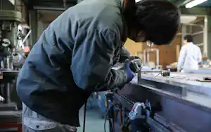 工場で働く作業員 工場で働く作業員