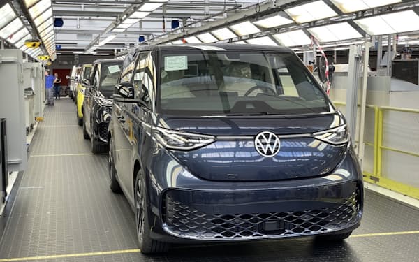 EVを製造する独VWのハノーバー工場（22年6月、独北部ハノーバー）