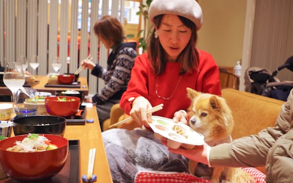 ドッグルハウスでは地元産の旬の食材を使った料理を犬向けにも提供する（浜松市）