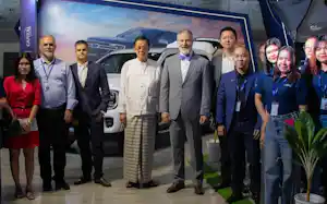 フォードのブースに立ち寄ったソネック米臨時代理大使(左から5人目)=米大使館のSNSから フォードのブースに立ち寄ったソネック米臨時代理大使(左から5人目)=米大使館のSNSから