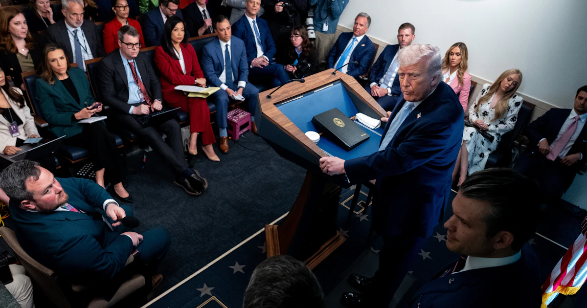 ホワイトハウスで記者会見に臨むトランプ大統領