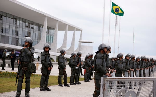 ブラジル大統領府の警備にあたる警察官（11日、ブラジリア）＝ロイター