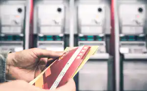 金融機関ごとに必要だった口座照会や戸籍謄本の提出などが一度で済むようになる=PIXTA 金融機関ごとに必要だった口座照会や戸籍謄本の提出などが一度で済むようになる=PIXTA