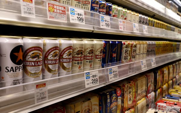 22年のビール系飲料の販売は業務用が伸びる一方、家庭用は減少した（都内のスーパーのビール売り場）
