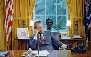 インフレ圧力とウォーターゲート事件により、ニクソン大統領(当時)が推進した保護主義政策は勢いを失った=ロイター インフレ圧力とウォーターゲート事件により、ニクソン大統領(当時)が推進した保護主義政策は勢いを失った=ロイター