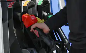 ガソリンを給油する人(東京都世田谷区) ガソリンを給油する人(東京都世田谷区)