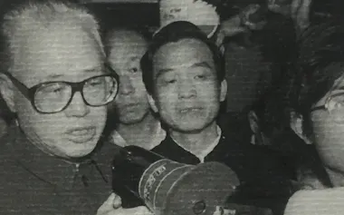 中国の温家宝元首相㊥は1989年5月19日、民主化を求める学生との対話のため北京・天安門広場を訪れた当時の趙紫陽・共産党総書記㊧の脇に立っていた