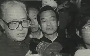 中国の温家宝元首相㊥は1989年5月19日、民主化を求める学生との対話のため北京・天安門広場を訪れた当時の趙紫陽・共産党総書記㊧の脇に立っていた 中国の温家宝元首相㊥は1989年5月19日、民主化を求める学生との対話のため北京・天安門広場を訪れた当時の趙紫陽・共産党総書記㊧の脇に立っていた