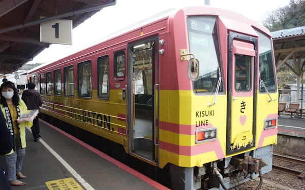 運行を開始したJR木次線のラッピング列車