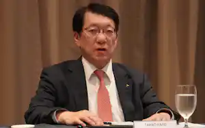 インタビューに答える三菱自動車の加藤隆雄CEO(6日、フィリピン・マニラ首都圏) インタビューに答える三菱自動車の加藤隆雄CEO(6日、フィリピン・マニラ首都圏)