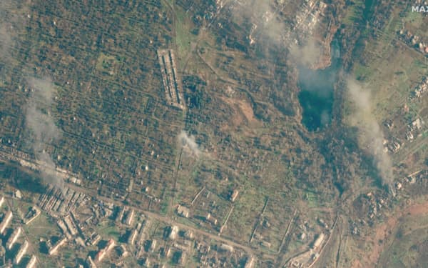 ソレダルで煙を上げる建物を写した衛星画像（3日）=Satellite image 2023 Maxar Technologies・ロイター