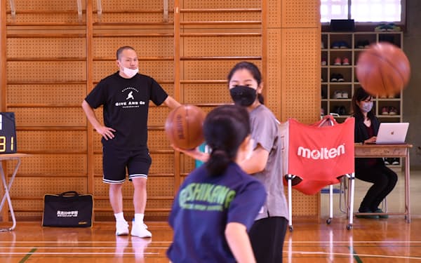 沖縄県うるま市では元プロバスケ選手の山城拓馬さん（左）が中学校で指導する（2022年12月、同市立具志川中学校）