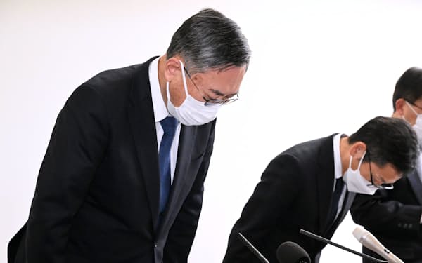 記者会見で頭を下げる関西電力の松村副社長（左）ら（13日、大阪市）