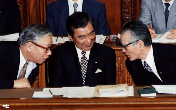 衆院本会議で話し合う(右から)村山富市首相、河野洋平外相、武村正義蔵相=1994年7月20日、国会。
