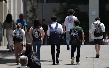 大学生の2人に1人は奨学金を利用している
