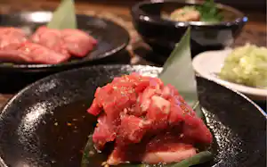 焼肉屋さかいで新たに販売する「花咲ロース」(7日、東京都新宿区) 焼肉屋さかいで新たに販売する「花咲ロース」(7日、東京都新宿区)