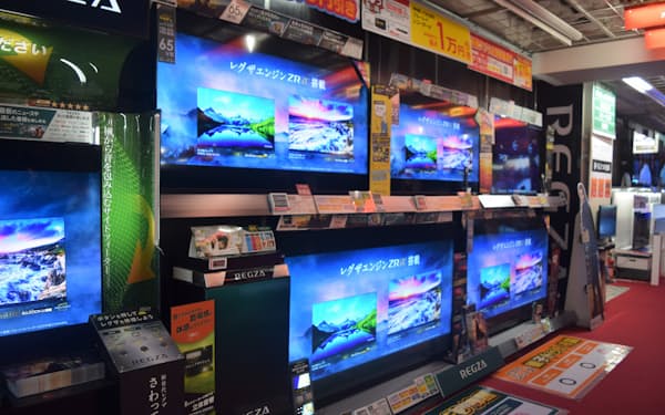レグザブランドのテレビは価格の安さが支持されている（東京都豊島区のビックカメラ池袋本店）
