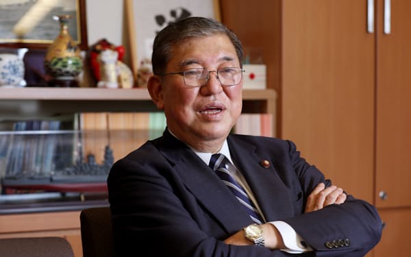 石破元幹事長は、菅前首相が岸田派の会長を続ける岸田首相に苦言を呈したことに理解を示した