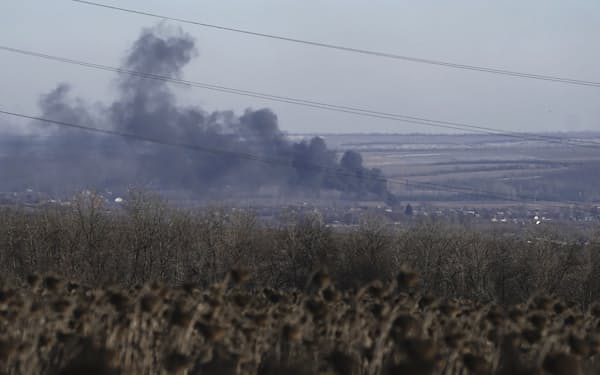 ウクライナ東部で激戦が続く（11日、戦闘で煙が上がるバフムト近郊のソレダル）＝ＡＰ