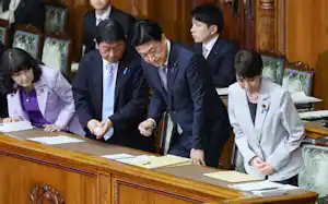 参院本会議で2026年度予算が可決され、一礼する高市首相㊨(7日) 参院本会議で2026年度予算が可決され、一礼する高市首相㊨(7日)