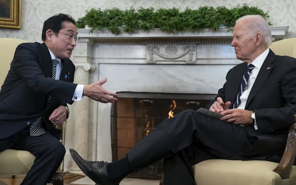 ホワイトハウスで会談する岸田首相㊧とバイデン米大統領=AP