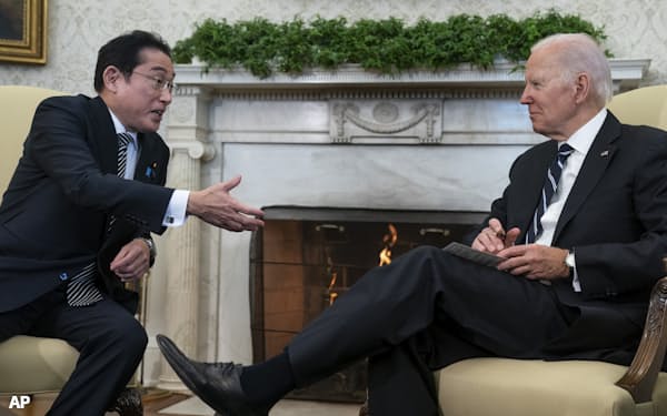 ホワイトハウスで会談する岸田首相㊧とバイデン米大統領=AP