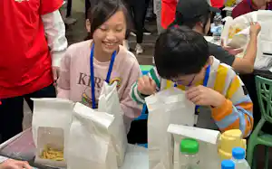 参加者は好みの味付けのスナック菓子作りを楽しんだ(3月、香港) 参加者は好みの味付けのスナック菓子作りを楽しんだ(3月、香港)