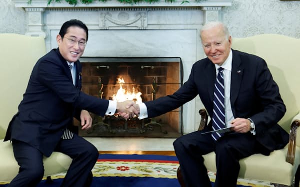 日米首脳会談に臨んだ岸田文雄首相とバイデン米大統領（13日、ワシントン）＝ロイター