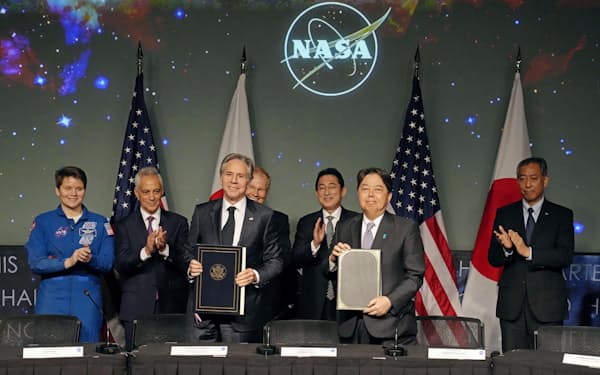日米宇宙協力協定の署名式に臨んだブリンケン米国務長官（前列左）と林外相（同右）。後列右から2人目は岸田首相（13日、ワシントン）＝共同