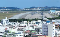 市街地がそばまで迫る米軍普天間基地(2月、沖縄県宜野湾市)