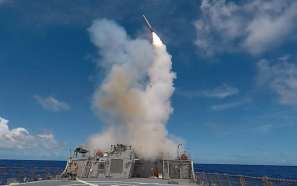 米海軍のトマホークミサイル(2016 年、フィリピン海 ) ＝米海軍提供