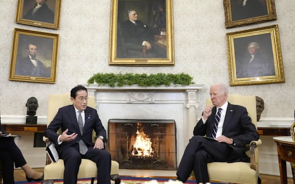 バイデン米大統領（右）と会談する岸田首相＝13日、ワシントンのホワイトハウス（共同）