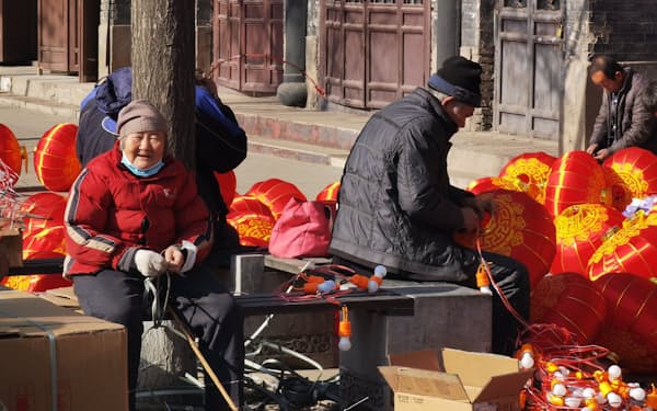 中国は少子高齢化が進む（春節の飾り物をつくる高齢者ら、山西省晋中市）