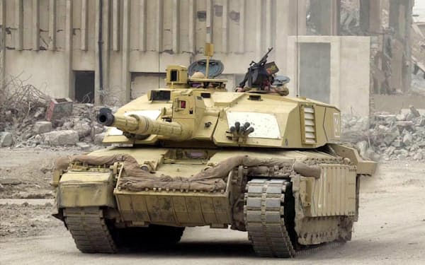 英国がウクライナに供与方針を伝えた主力戦車のチャレンジャー2（2003年、イラク）＝ロイター