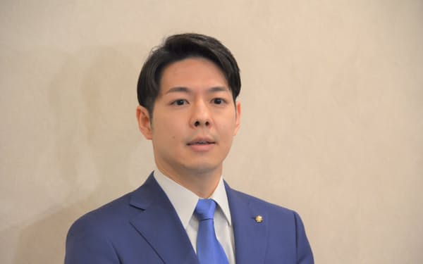 記者団の取材に応じる北海道の鈴木知事（15日、札幌市）