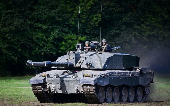 英国がウクライナに供与する方針を発表した主力戦車「チャレンジャー2」＝ゲッティ共同