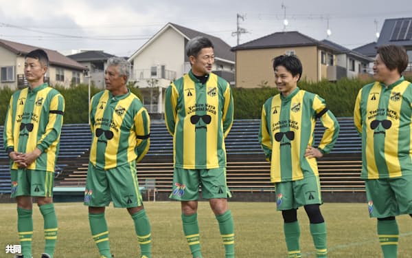 地元少年サッカークラブのイベントに参加したサッカー元日本代表のFW三浦知良(中央)ら(15日、静岡市)=共同