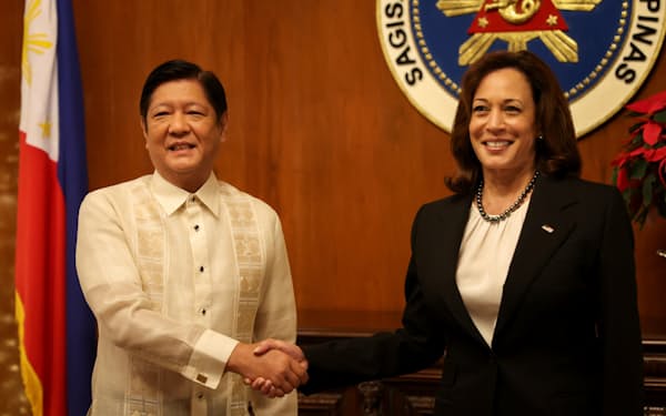 米国のハリス副大統領（右）はフィリピンのマルコス大統領と会談し、防衛協力強化を確認した（2022年11月、マニラ）＝ロイター