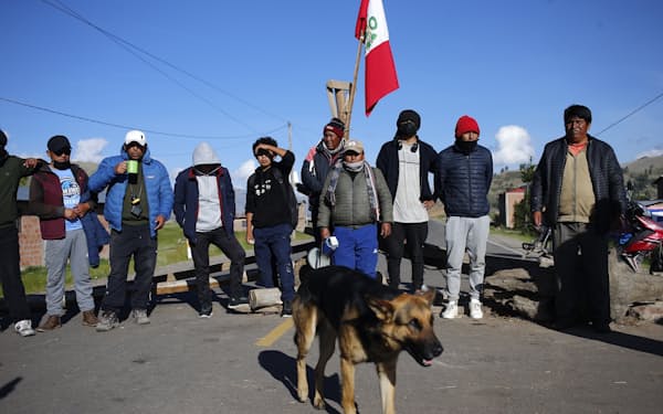 幹線道路をふさぐデモ参加者（13日、ペルー南部クスコ）=AP