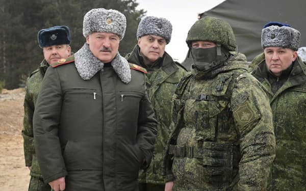 ベラルーシ軍の訓練場で軍幹部と話すルカシェンコ大統領（前列左、６日）＝ＡＰ