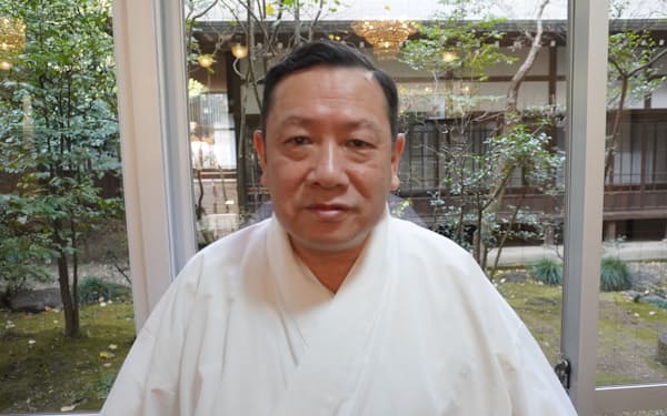 氷川神社のホタル復活を目指す遠藤さんは「子どもたちに環境保全の大切さを知ってほしい」と話す