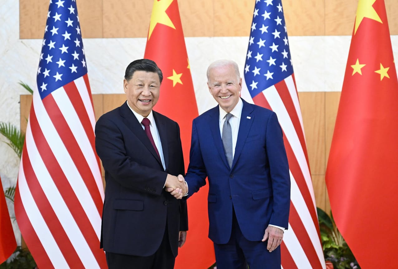 22年11月の米中首脳会談で、中国の習近平国家主席と米国のバイデン大統領は笑顔で握手を交わしたが……（新華社=共同）