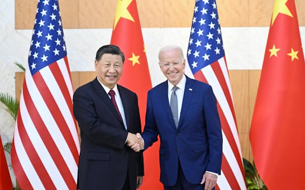 22年11月の米中首脳会談で、中国の習近平国家主席と米国のバイデン大統領は笑顔で握手を交わしたが……（新華社＝共同）