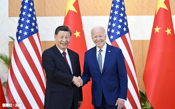 22年11月の米中首脳会談で、中国の習近平国家主席と米国のバイデン大統領は笑顔で握手を交わしたが……(新華社=共同)