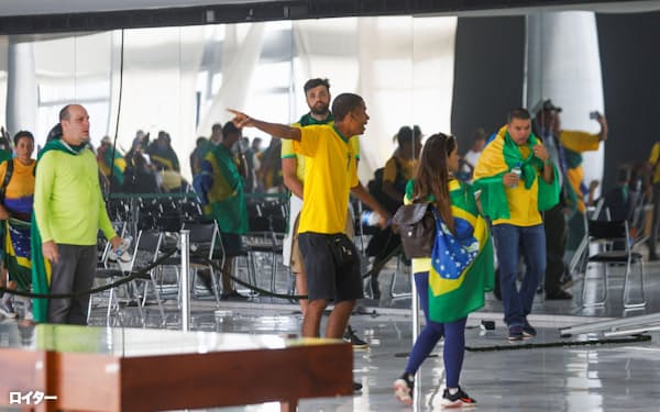 大統領府に侵入したボルソナロ氏の支持者ら=8日、ブラジルの首都ブラジリア(ロイター=共同)