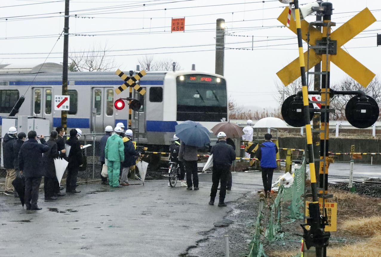 親子が死亡する事故があったJR常磐線の踏切を調査する茨城県笠間市の職員ら（16日午前、笠間市）=共同