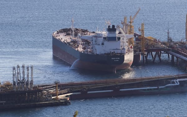 ロシアの黒海沿岸のノボロシースク港に停泊する原油タンカー(2022年11月）＝ＡＰ