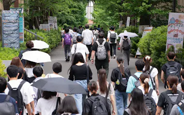 日銀の金融緩和政策の見直しを受け、奨学金の返済金利は上昇傾向だ